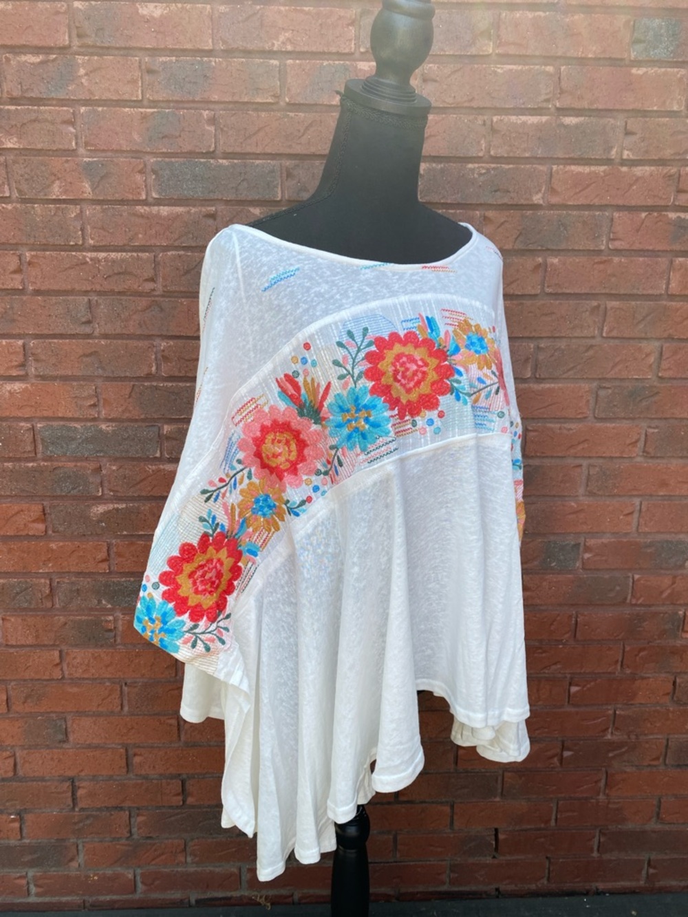NWT Savanna Jane White Boho Embroidered Floral Poncho Top M/L - Picture 4 of 9